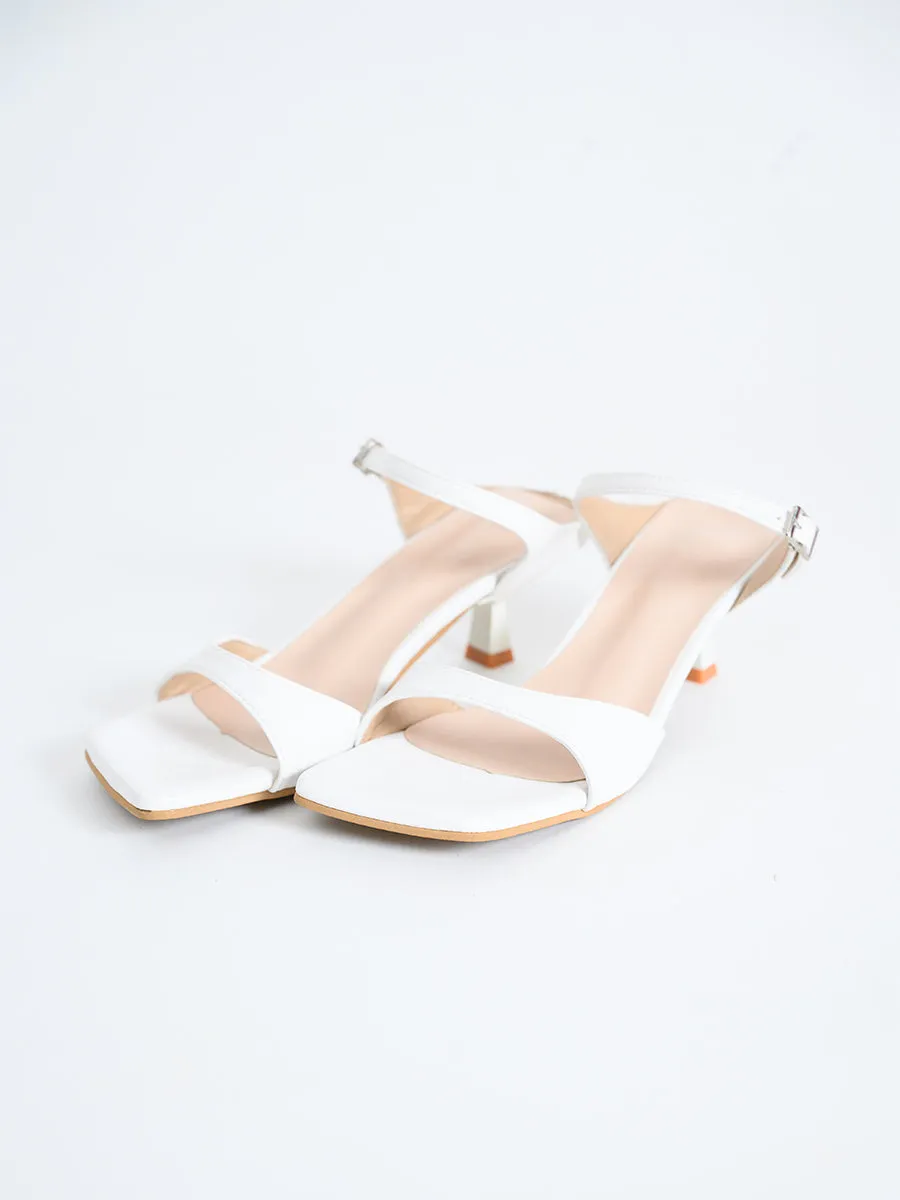 BASIC Ricoa Buckle Heels